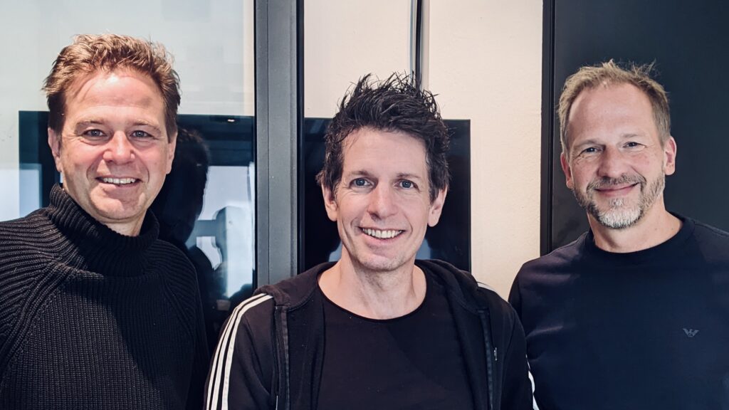 Andreas Berens (links) und Carsten Bolk (rechts) haben Dr. Martin Andree (Bildmitte) in seinem Büro in Köln besucht
